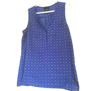 Cynthia Rowley lightweight tunic  with planket which hides 3 buttons, V neck